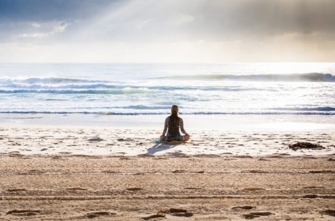 poranna medytacja na plaży